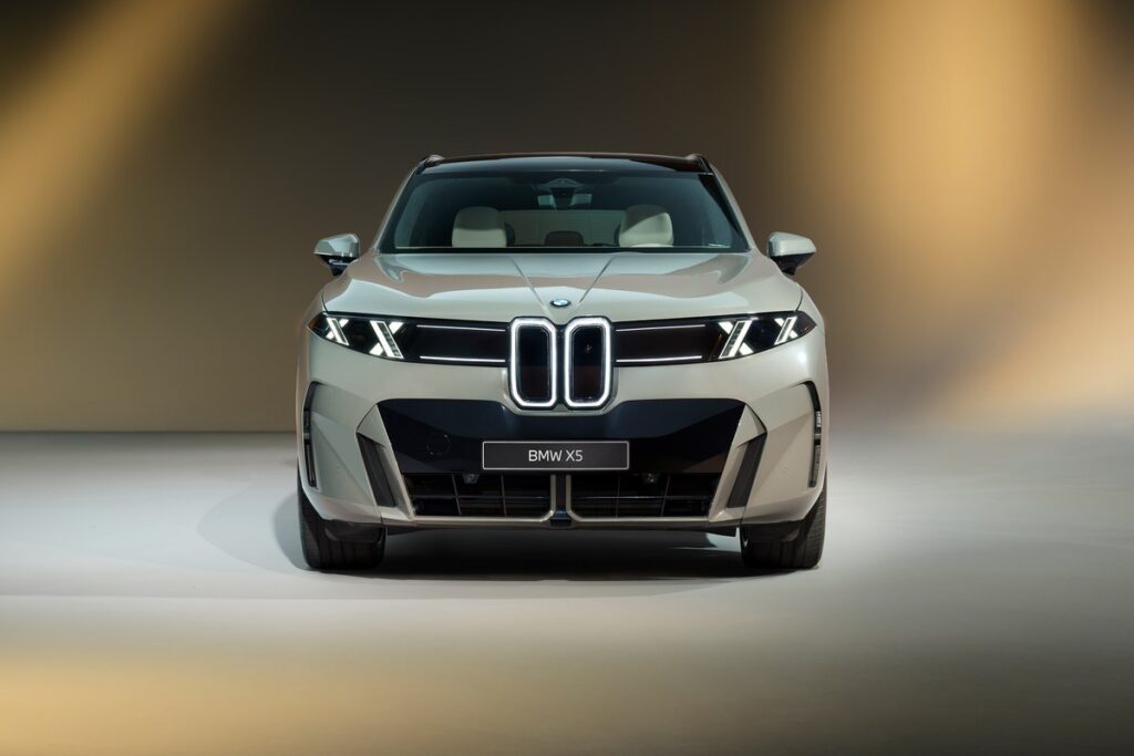 BMW iX5 60 xDrive 2026 มุมหน้าตรงในสตูดิโอ