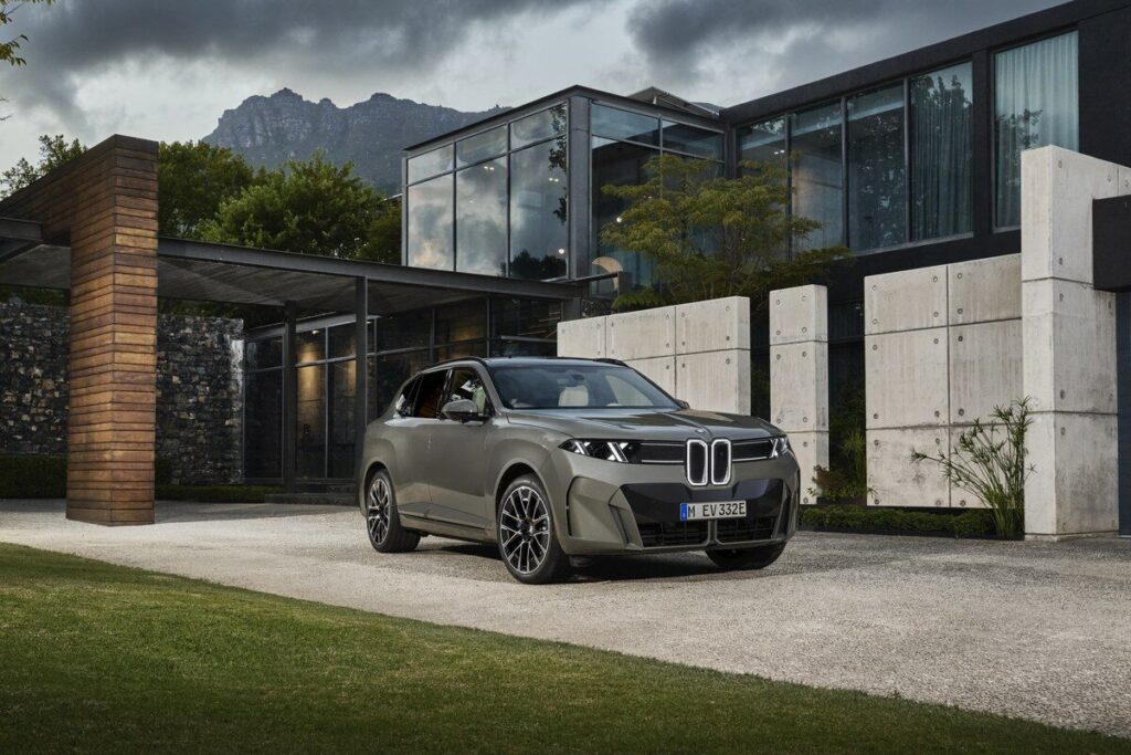 BMW iX5 60 xDrive 2026 จอดหน้าอาคารสมัยใหม่