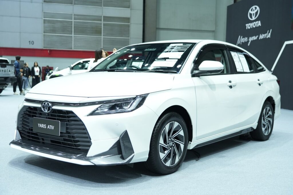 Toyota Yaris Ativ HEV 2026 สีขาวมุมข้างหน้า