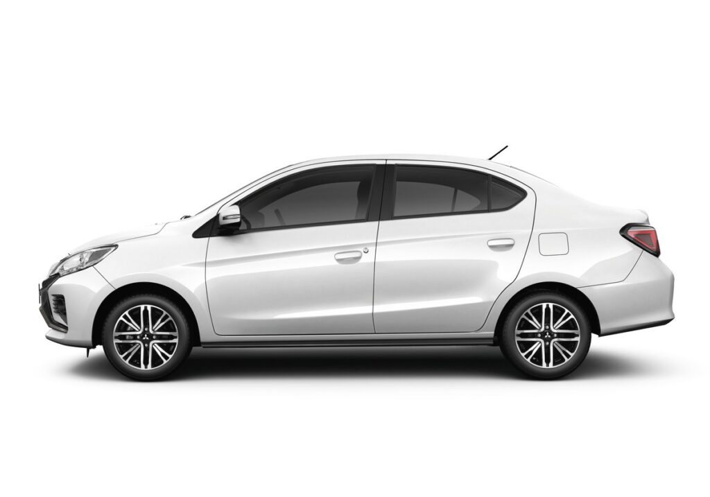 Mitsubishi Attrage 2026 สี White Diamond มุมด้านข้าง