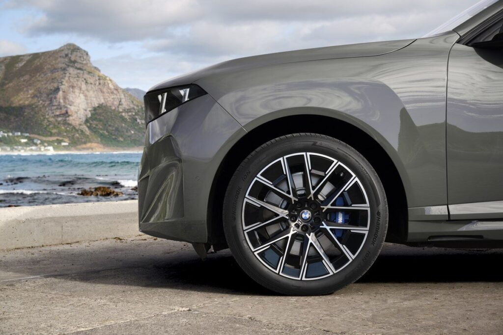 ล้อหน้า BMW iX5 60 xDrive 2026 ริมชายฝั่ง