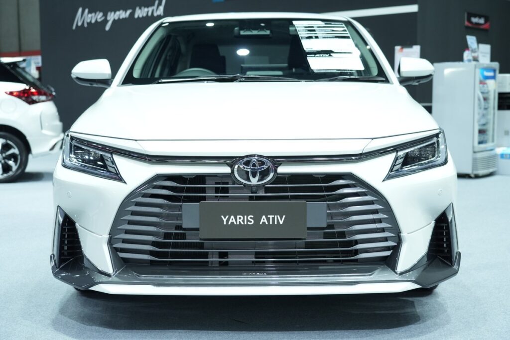 Toyota Yaris Ativ HEV 2026 สีขาวมุมด้านหน้า