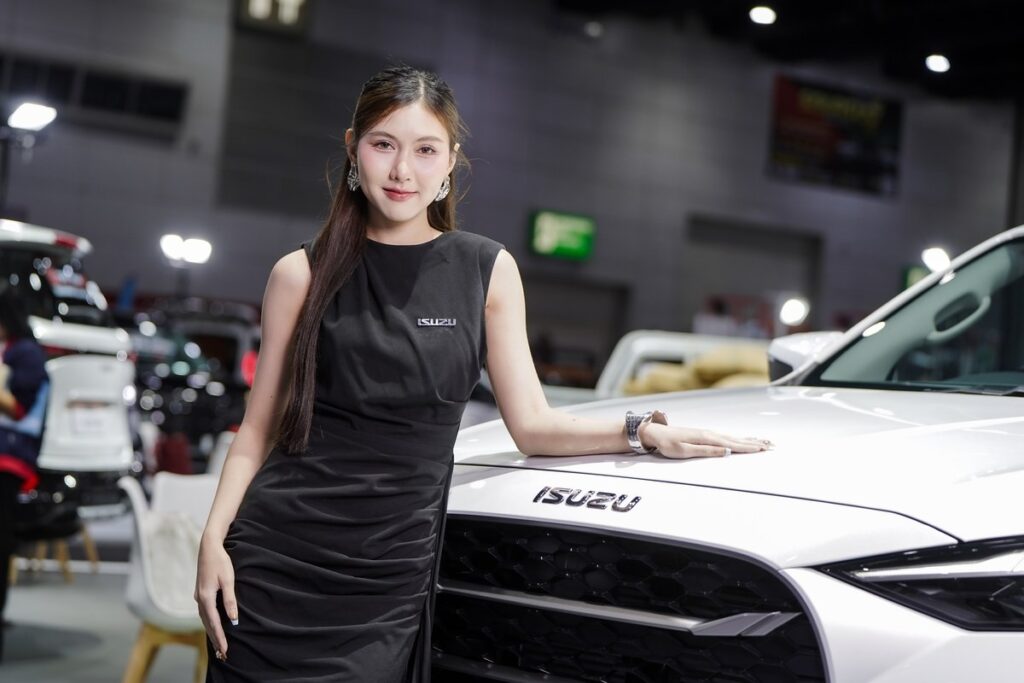 พรีเซนเตอร์ Isuzu ข้าง MU-X สีขาวในบูธ FAST Auto Show 2026
