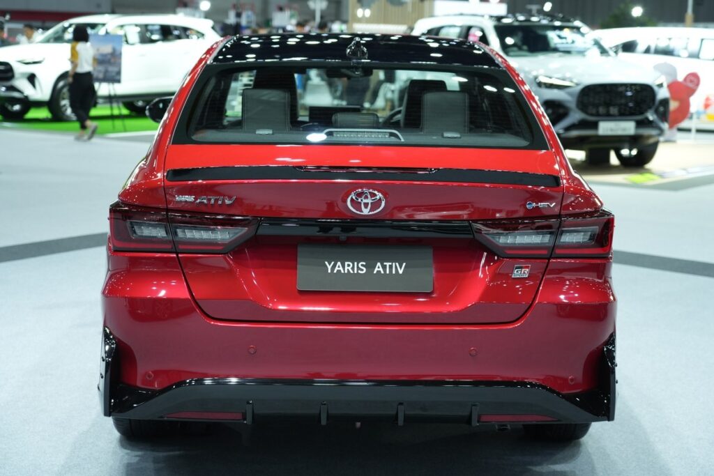 Toyota Yaris Ativ HEV GR Sport 2026 สีแดงมุมท้าย