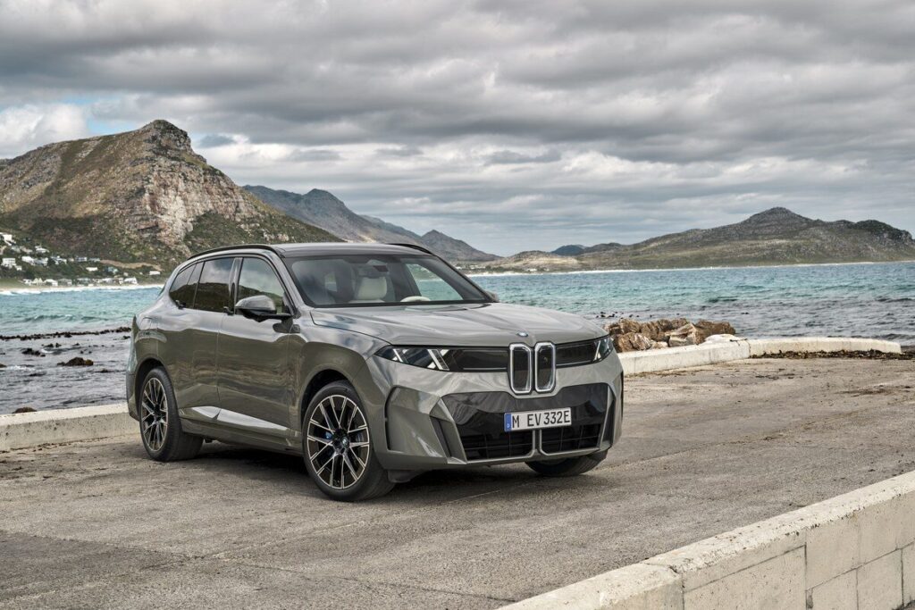 BMW iX5 60 xDrive 2026 มุมหน้าสามส่วนริมชายฝั่ง