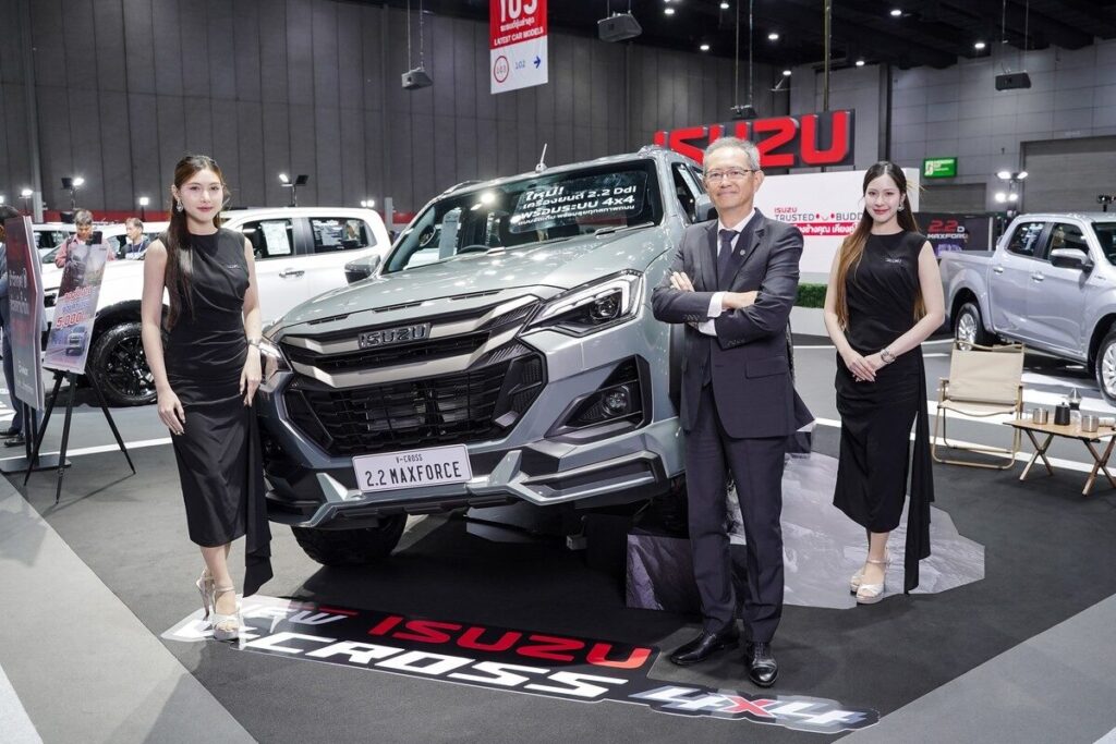 พรีเซนเตอร์และผู้บริหาร Isuzu ข้าง X-Series ในงาน FAST Auto Show 2026