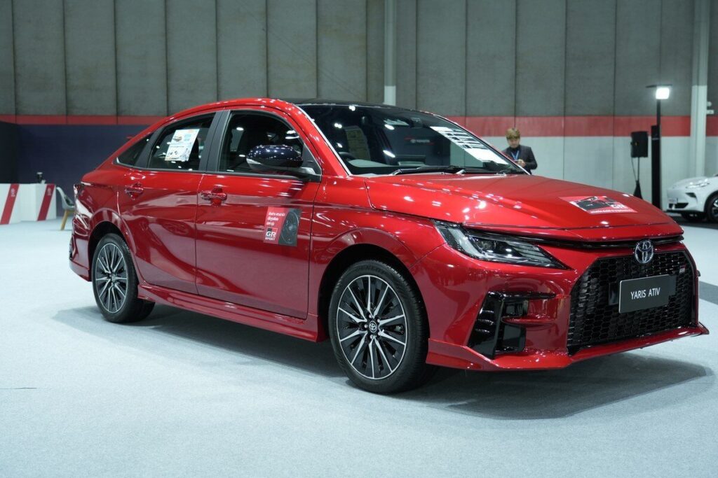 Toyota Yaris Ativ HEV GR Sport 2026 สีแดงมุมข้างหน้า