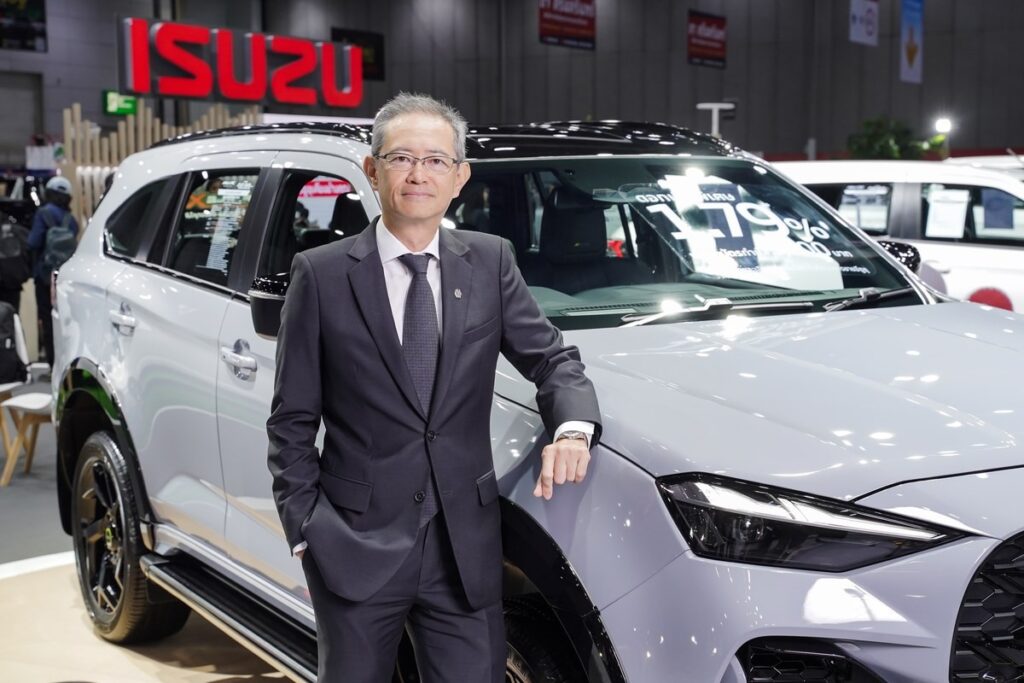 มร.ฮิโรยาสุ ซาโต้ กรรมการผู้จัดการ กับรถ Isuzu ในงาน FAST Auto Show 2026