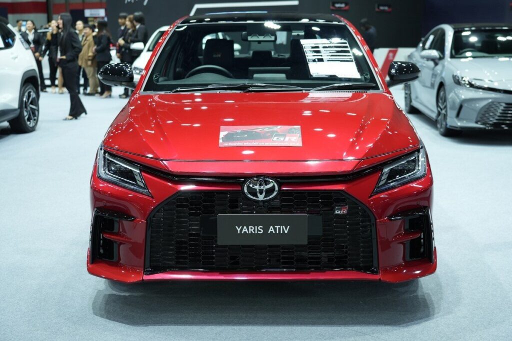 Toyota Yaris Ativ HEV GR Sport 2026 สีแดงมุมด้านหน้า