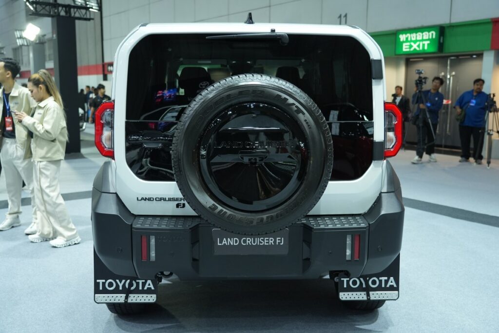 Toyota Land Cruiser FJ 2026 มุมท้ายพร้อมล้ออะไหล่