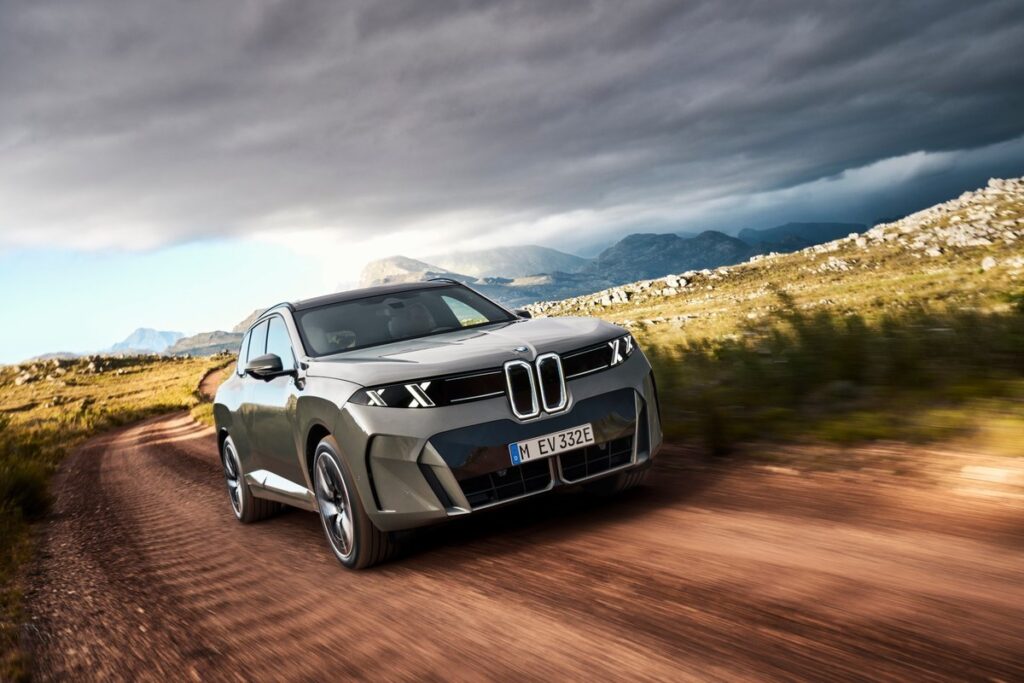 BMW iX5 60 xDrive 2026 ขับขี่บนเส้นทางฝุ่น