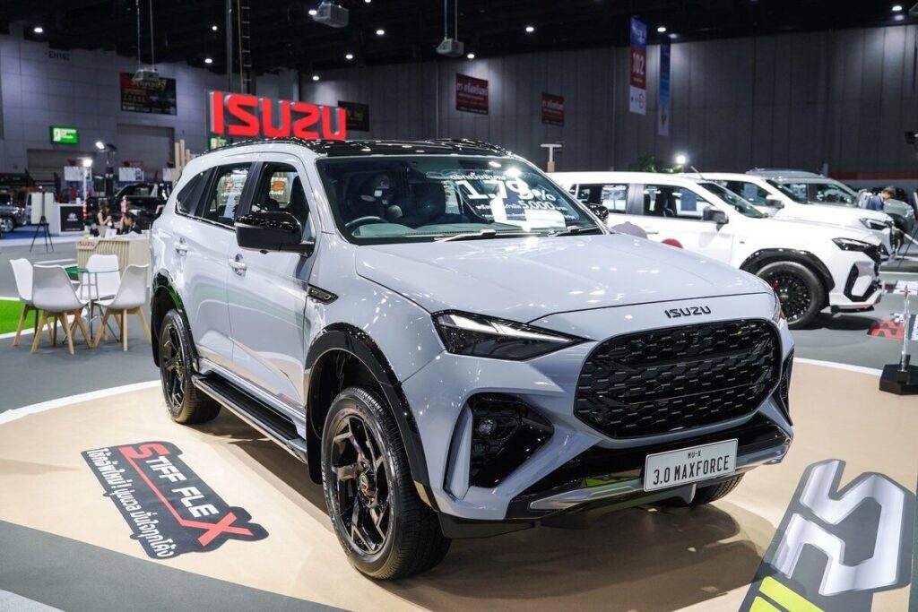 MU-X THE NEXT PEAK 4WD 3.0 Ddi MAXFORCE รุ่น RS สีเทาในงาน FAST Auto Show 2026