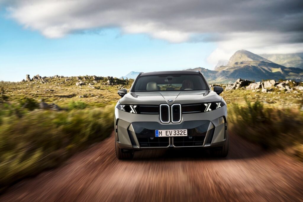 BMW iX5 60 xDrive 2026 ขับขี่มุมหน้าบนเส้นทางฝุ่น