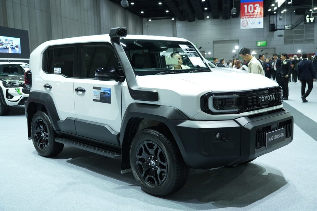 Toyota Land Cruiser FJ 2026 มุมข้างหน้า