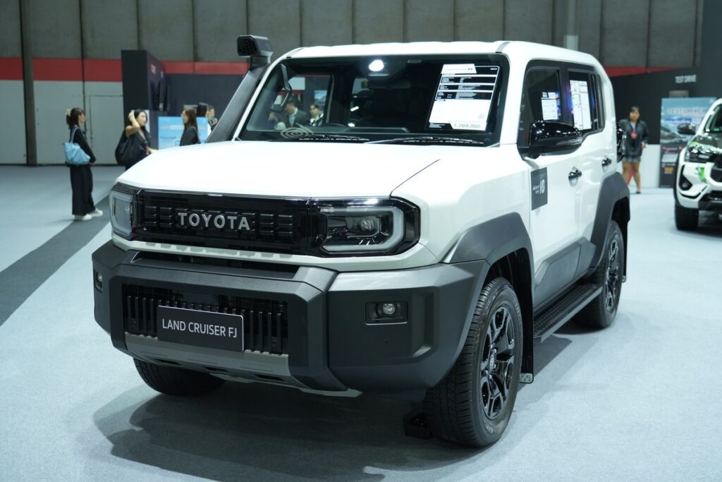 Toyota Land Cruiser FJ 2026 สีขาวมุมเฉียงหน้า