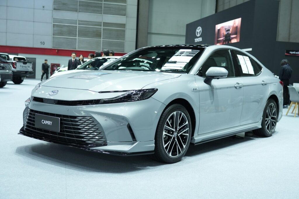 Toyota Camry 2026 สีขาวมุมข้างหน้า