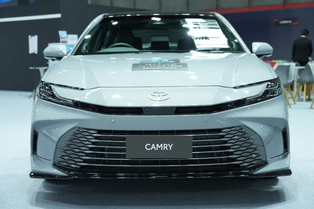 Toyota Camry 2026 สีขาวมุมด้านหน้า