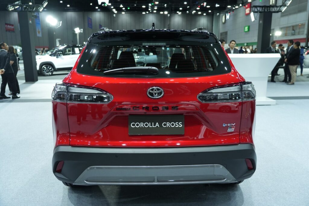 Toyota Corolla Cross 2026 สีแดงมุมท้าย