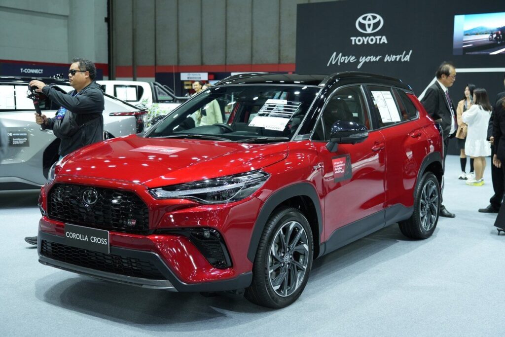 Toyota Corolla Cross GR Sport 2026 สีแดงมุมข้างหน้า