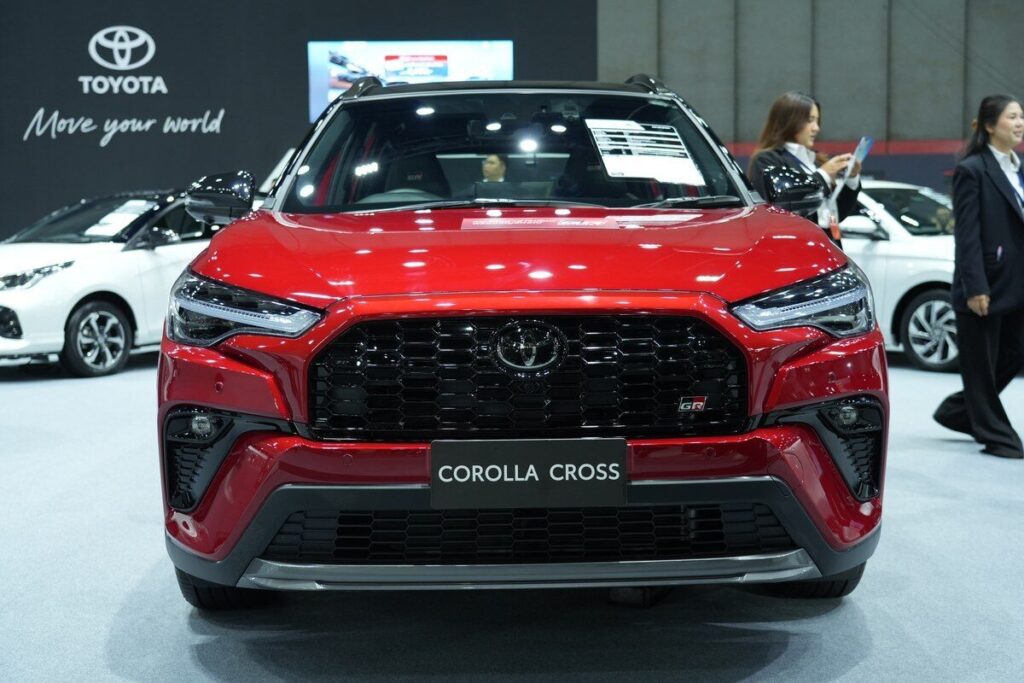Toyota Corolla Cross GR Sport 2026 สีแดงมุมด้านหน้า
