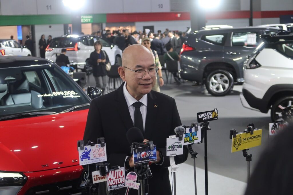 ผู้บริหารมิตซูบิชิให้ข้อมูลรถยนต์ในบูท FAST Auto Show 2026