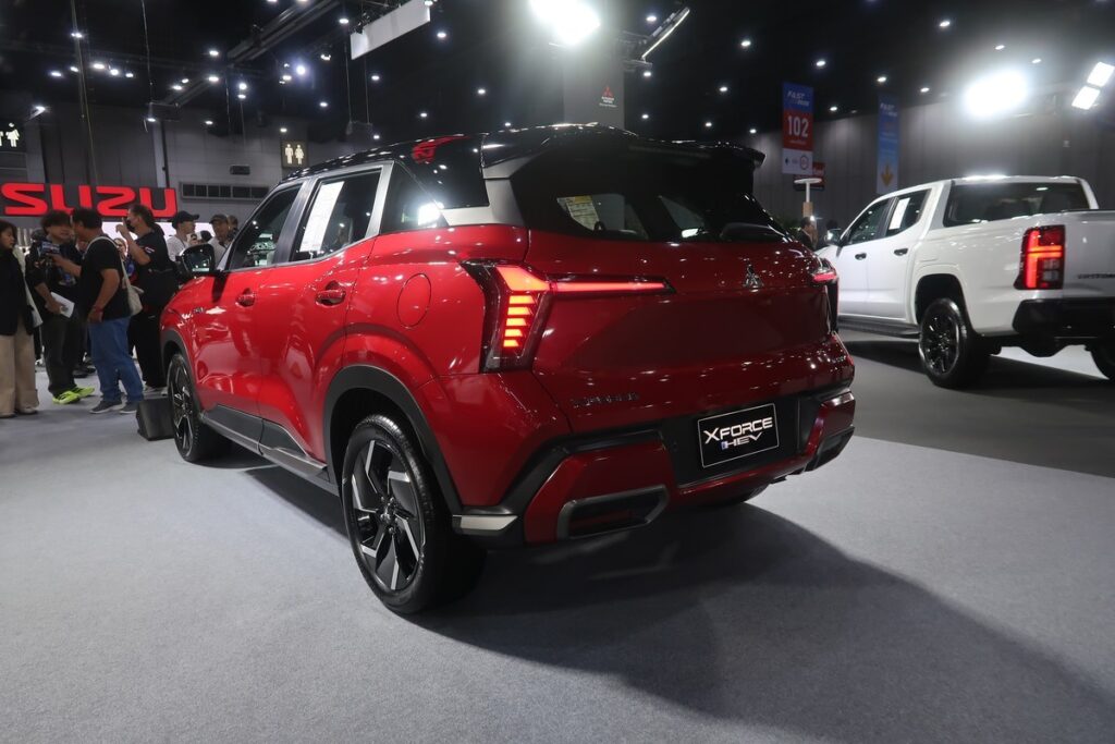 ด้านท้าย Mitsubishi Xforce HEV สีแดงในงาน FAST Auto Show 2026