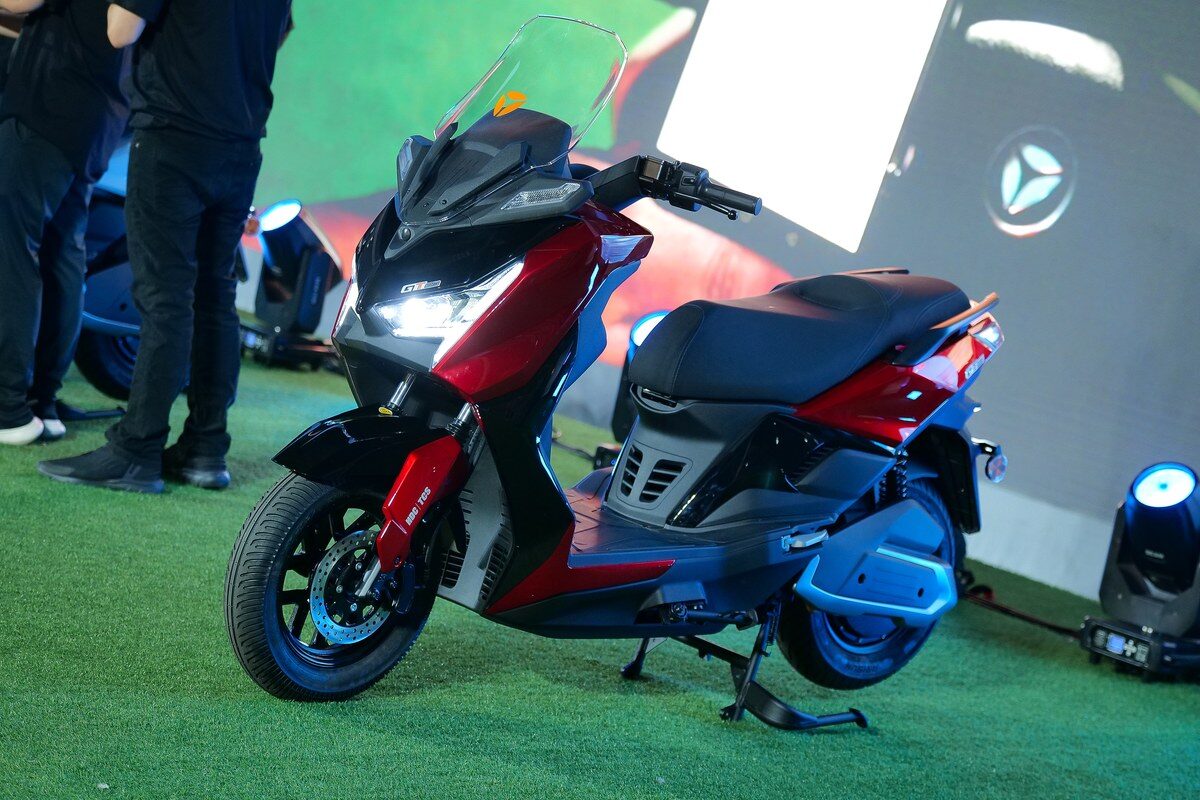Yadea GT80 2026 สีแดงและสีน้ำเงิน จัดแสดงบนเวทีเปิดตัว