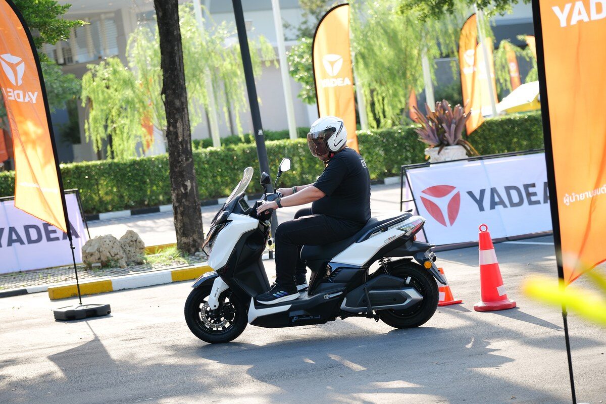 Yadea GT80 2026 ขณะขับขี่พร้อมแบ็คดรอปแบรนด์ยาเดีย
