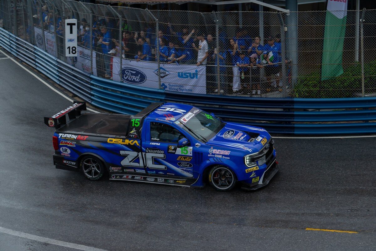 Ford Ranger V6 Racing หมายเลข 15 ของเบสท์-ธณพล ชูเจริญผล ขับผ่านกองเชียร์ฟอร์ดในสนามที่ 4