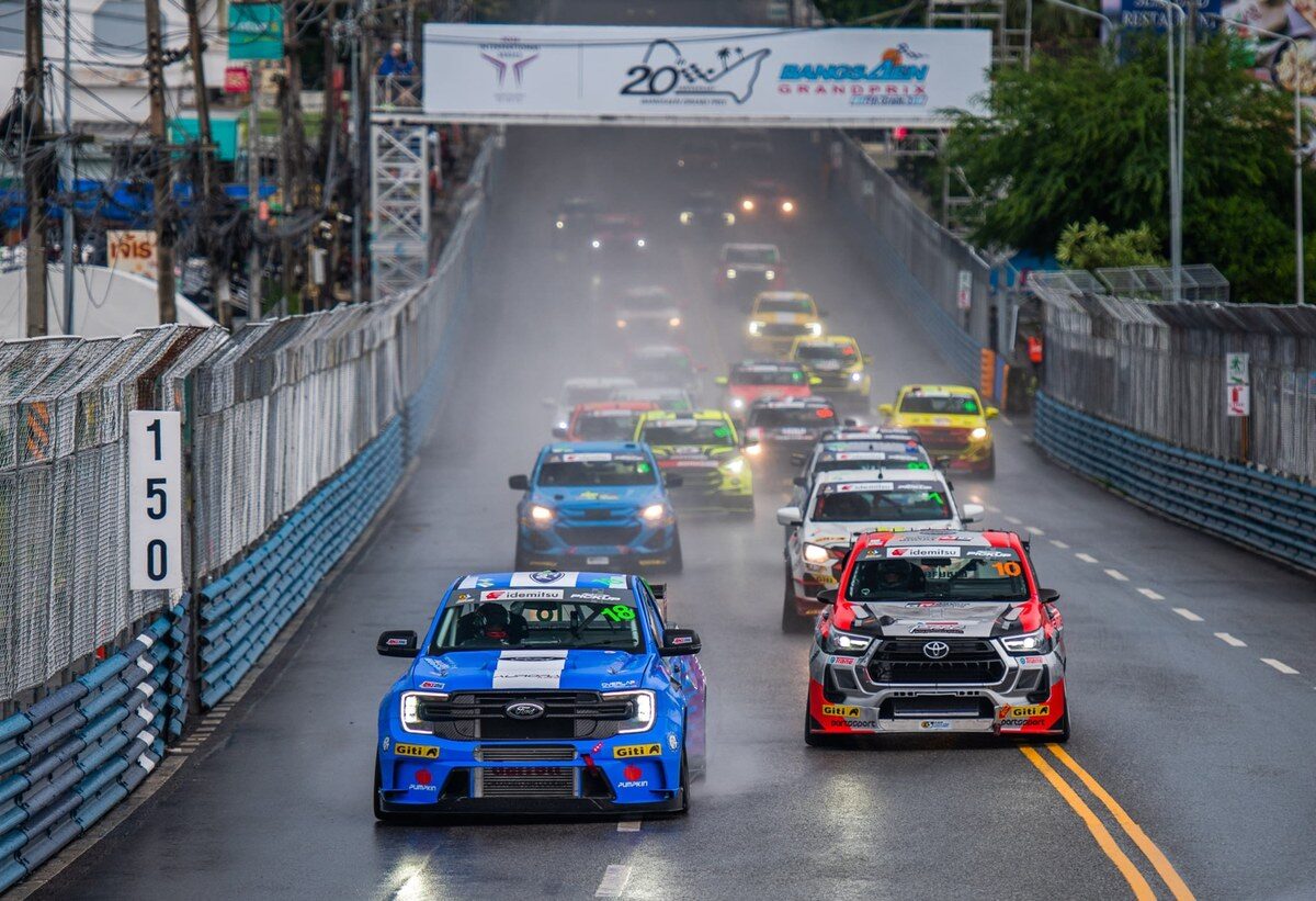 Ford Ranger V6 Racing หมายเลข 18 ของบูม-กันตธีร์ กุศิริ โชว์ความเร็วนำคู่แข่งบนแทร็กเปียก