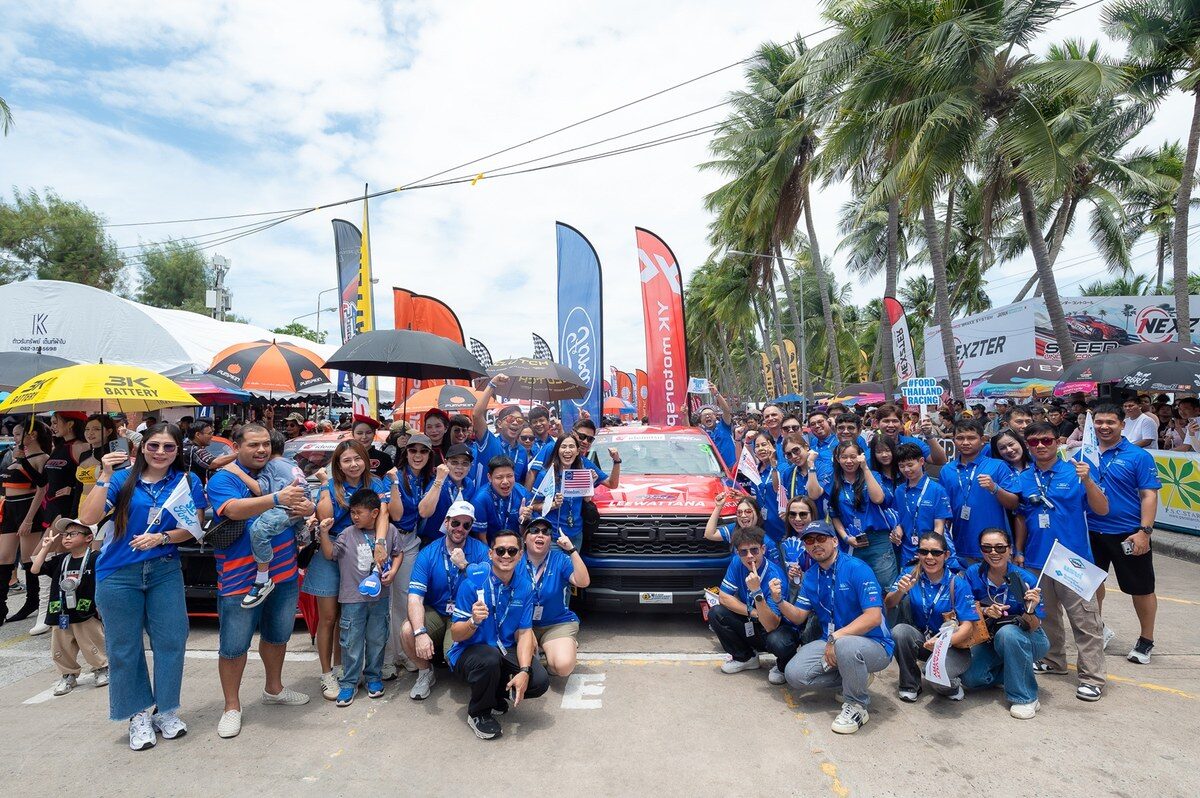ทีมฟอร์ดและแฟนคลับร่วมให้กำลังใจนักแข่งและทีม FTR ที่บางแสน