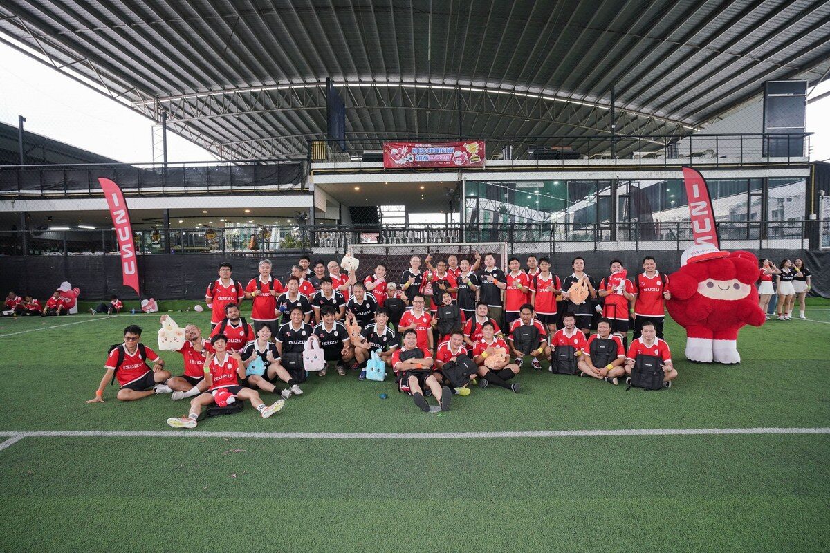 ภาพหมู่นักฟุตบอลในงาน Isuzu - Press Sports Day 2026
