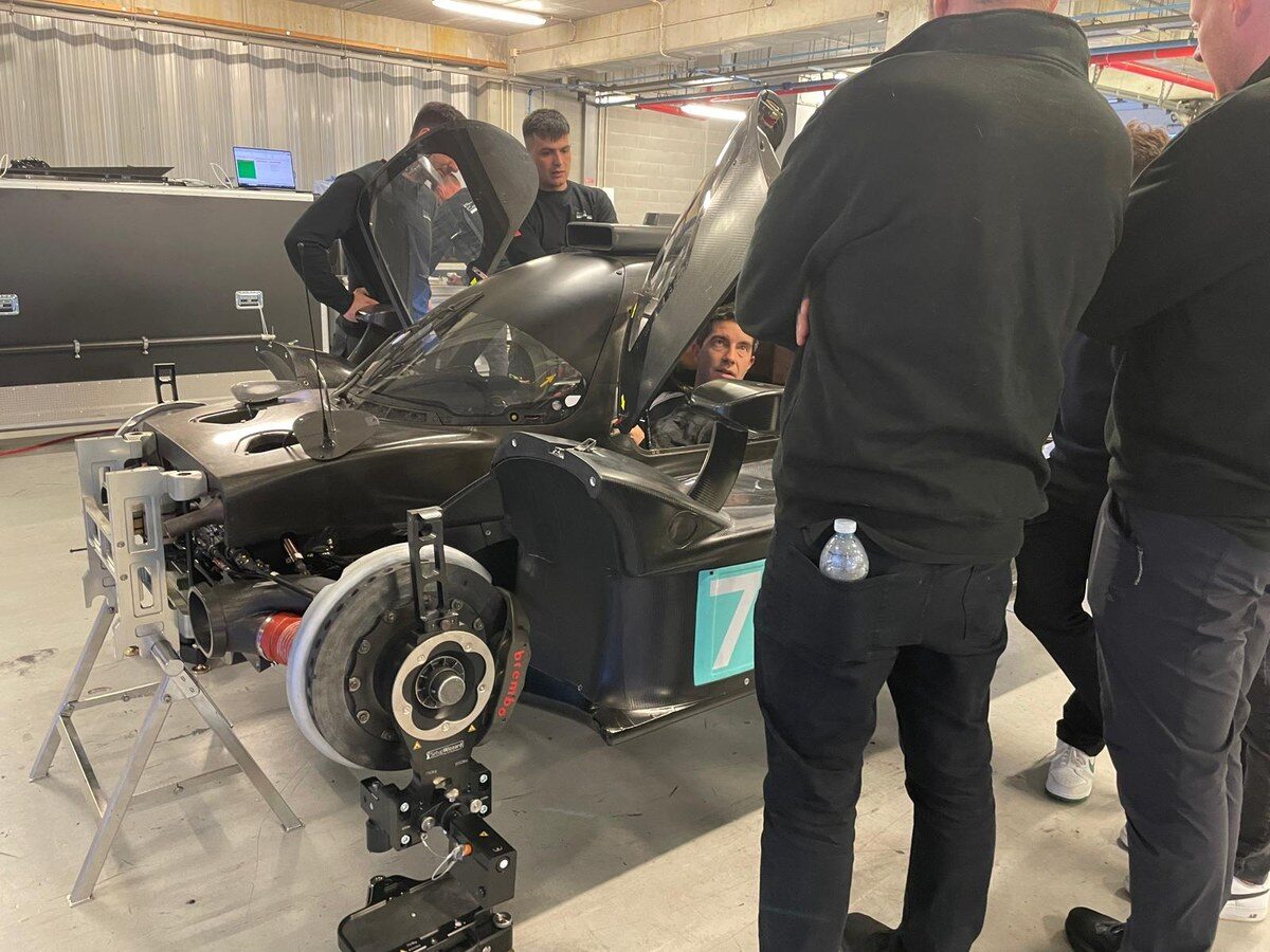 ทีม Venture Motorsports เตรียมรถแข่ง LMP2 ของฟอร์ด (Mike Rockenfeller)