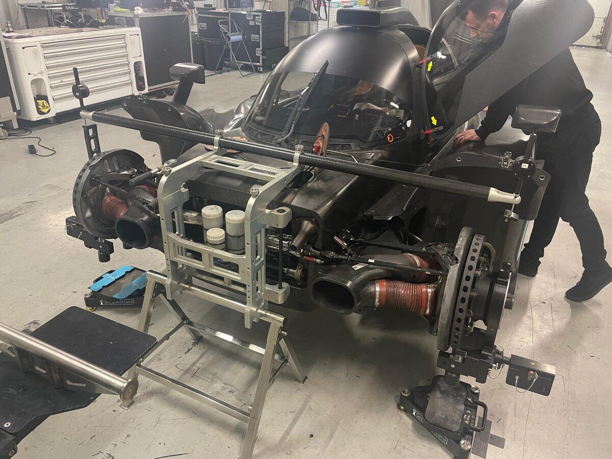 การเตรียมรถแข่ง LMP2 ของฟอร์ดในโรงรถ