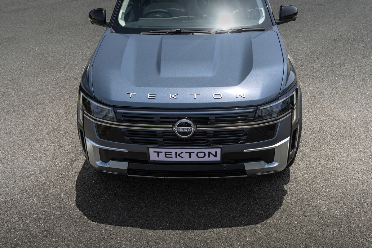 กระจังหน้าและโลโก้ TEKTON บน Nissan Tekton 2026