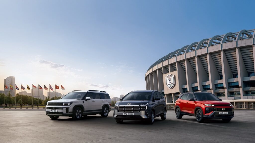 รถยนต์ฮุนไดสามรุ่นหน้าสนามกีฬา ASEAN Hyundai Cup 2026 พร้อมธงชาติ 11 ประเทศอาเซียน