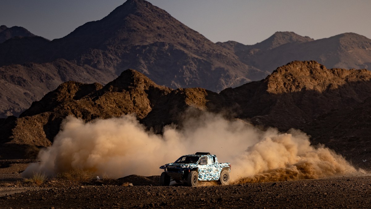 DKR GR FC Hilux 2027 ทดสอบลุยฝุ่นในสมรภูมิดาการ์ แรลลี่ ท่ามกลางภูเขา