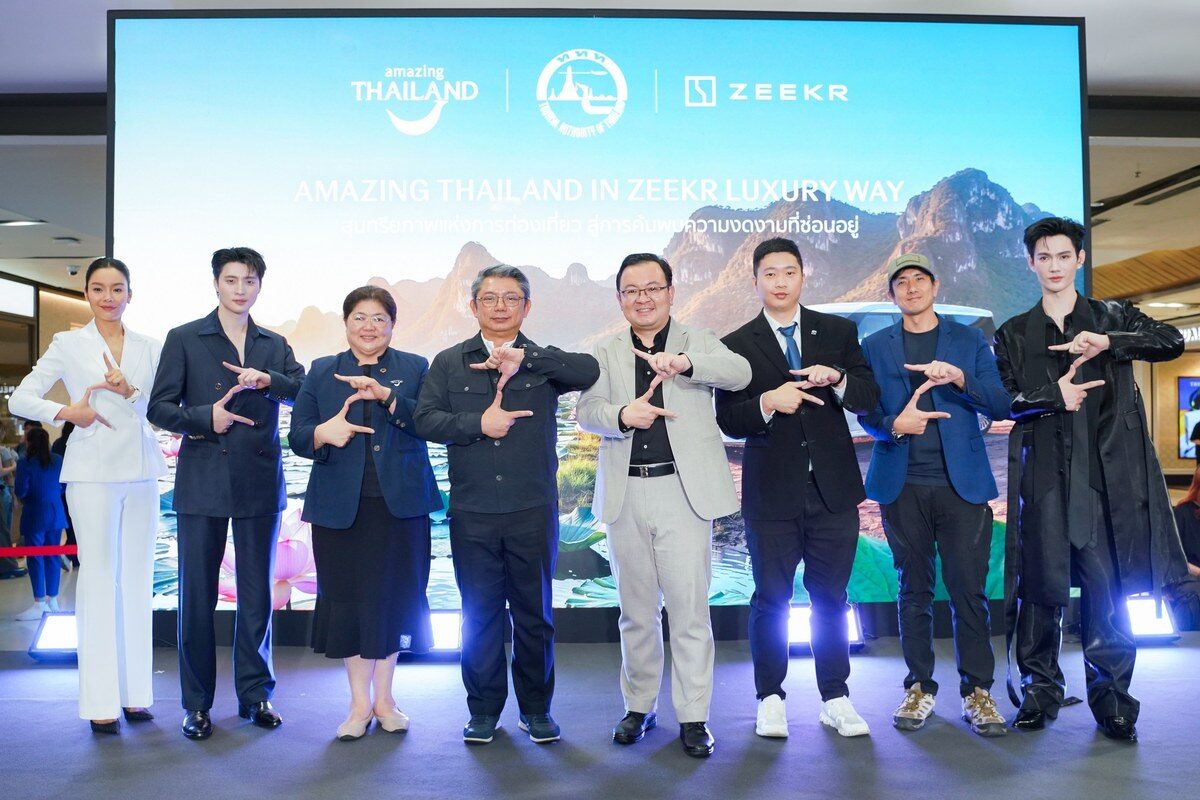 ภาพหมู่ผู้บริหารและอินฟลูเอนเซอร์ในงานเปิดตัวแคมเปญ Travel the ZEEKR Way