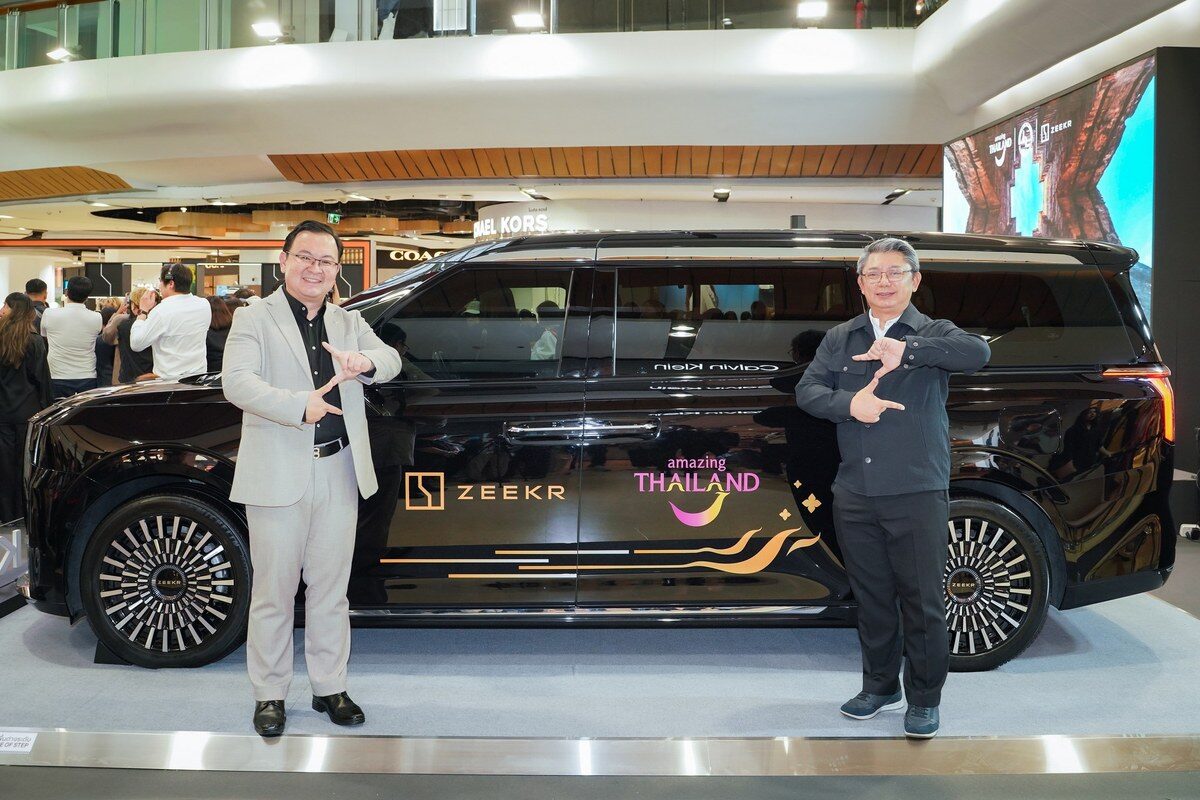 ผู้บริหาร ZEEKR กับรถยนต์ไฟฟ้าในงานเปิดตัวแคมเปญร่วมกับ ททท.