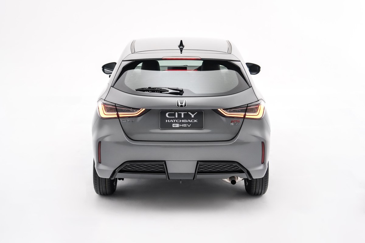 Honda City Hatchback e:HEV RS ขณะขับขี่บนถนน