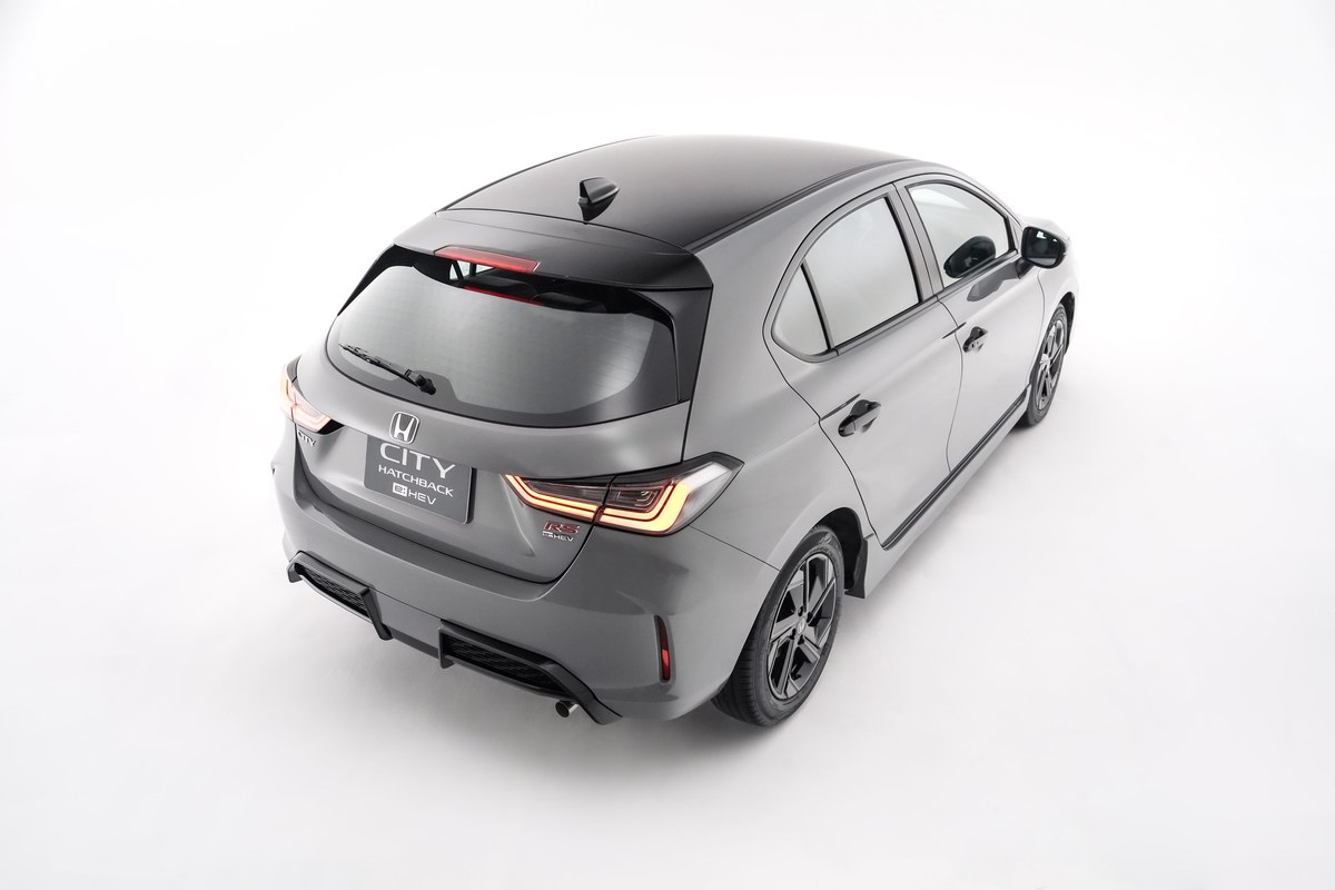Honda City Hatchback e:HEV RS ขณะขับขี่บนถนน