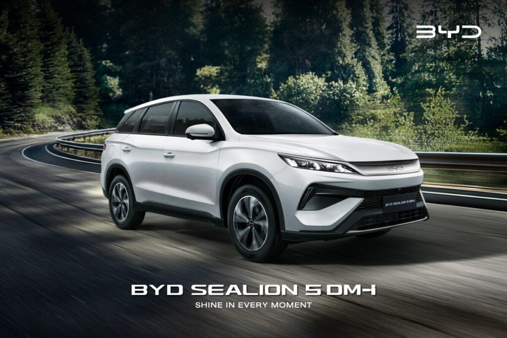BYD SEALION 5 DM-i 2026 สีขาว Horizon White บนถนนธรรมชาติ