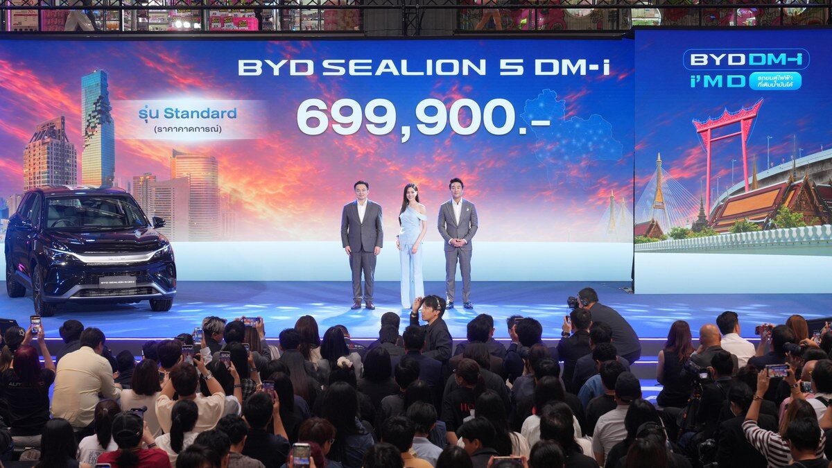 เวทีเปิดตัว BYD SEALION 5 DM-i 2026 ราคาโปรโมชัน 699,900 บาท พร้อมพรีเซนเตอร์