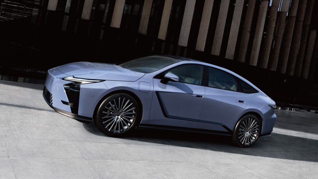 ALL-NEW LEXUS ES 2026 เตรียมเปิดตัวอย่างเป็นทางการในไทย 13 สิงหาคมนี้ คาดลุยขุมพลัง HEV และ BEV 100% (ปก)