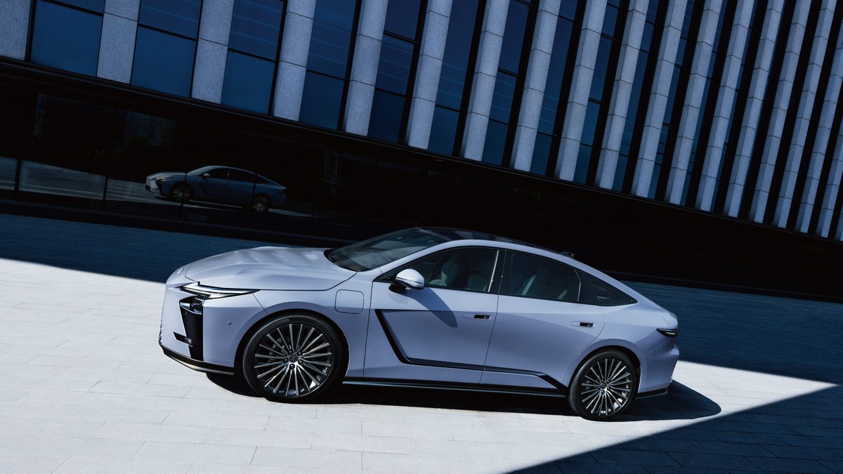 ALL-NEW LEXUS ES 2026 เตรียมเปิดตัวอย่างเป็นทางการในไทย 13 สิงหาคมนี้ คาดลุยขุมพลัง HEV และ BEV 100% 69