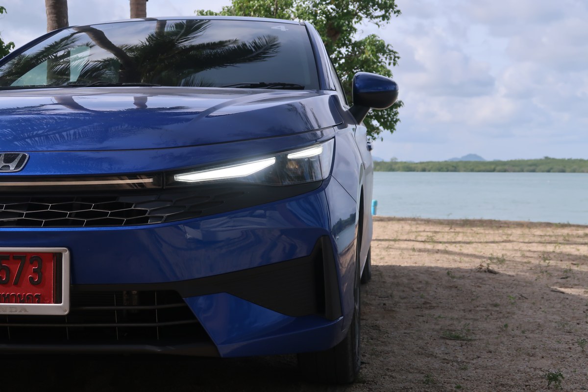 Honda City 2026 e:HEV V ไฟหน้าและกระจังหน้าระยะใกล้ริมทะเล