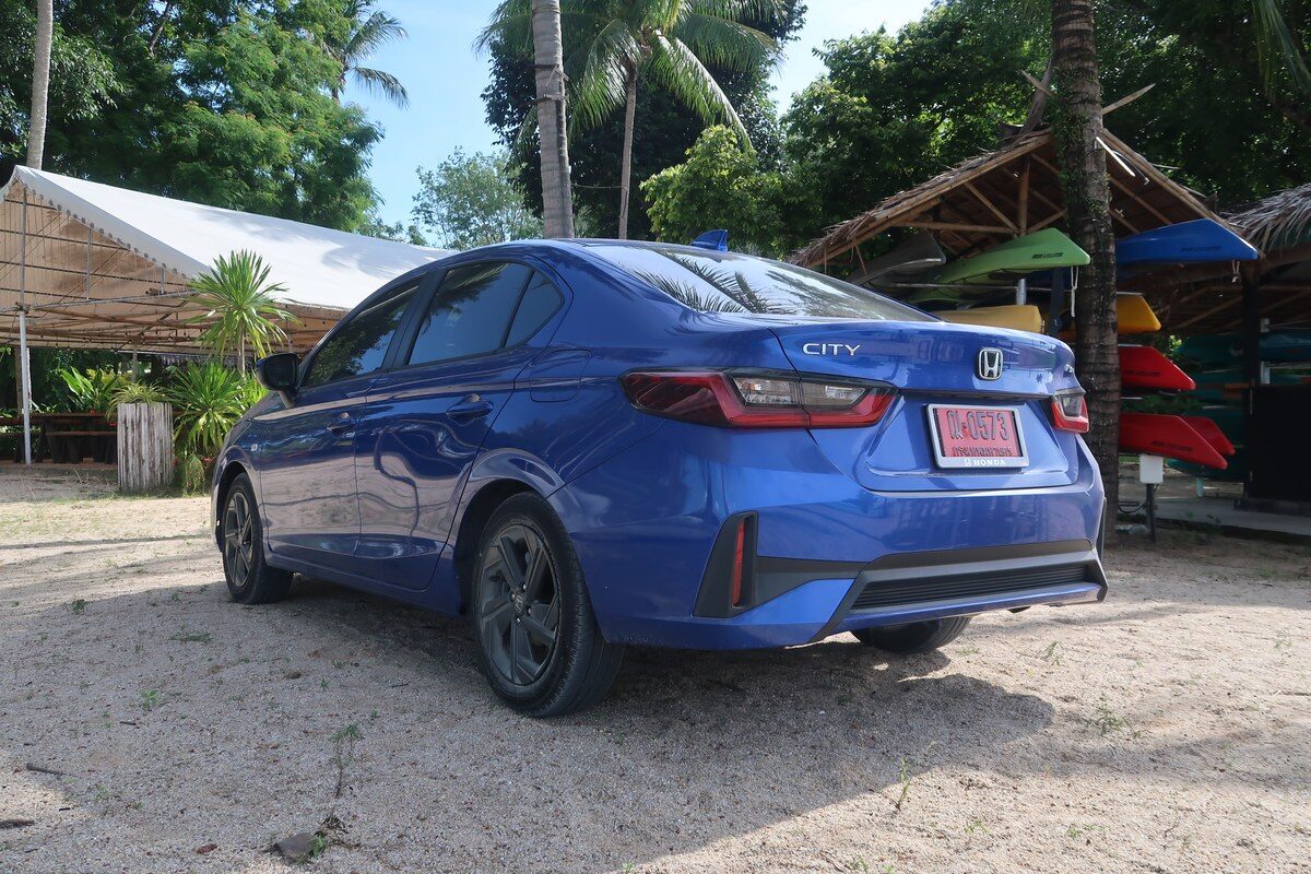 ด้านหลังเฉียง Honda City 2026 e:HEV V ตราสัญลักษณ์ City