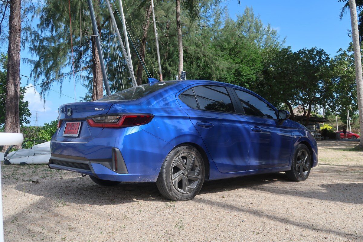 Honda City 2026 e:HEV V ด้านหลังเฉียงมุมกว้างพร้อมเรือใบด้านหลัง