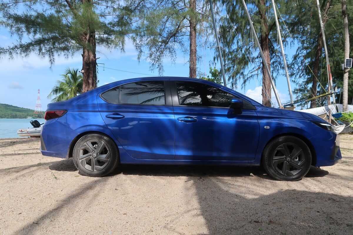ด้านข้าง Honda City 2026 e:HEV V ริมทะเลสาบ