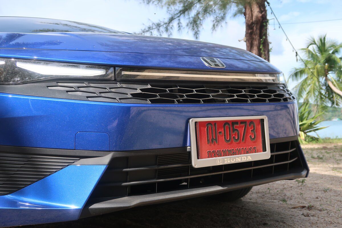 กระจังหน้าและป้ายทะเบียน Honda City 2026 e:HEV V ระยะใกล้